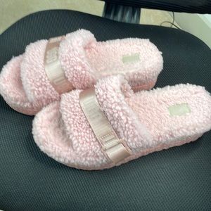 Cozy UGG slippers like new!